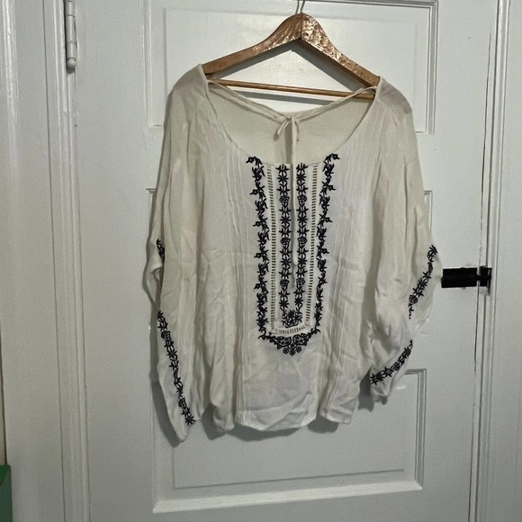 5/ $25 WHITE flowy top with embroidery Bohemian S - Picture 1 of 9